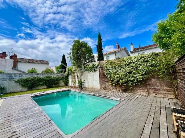 Bordeaux – Échoppe. 6 pièces · 148 m² · Jardin · Piscine
Au cœur d'un quartier prisé de Bordeaux, entre Primrose, le parc Lussy et le stade Bel Air, cette splendide échoppe en parfait état vous séduira dès le premier regard.
Au rez-de-chaussée, l'entrée distribue deux chambres dont une avec salle d'eau, un WC indépendant, puis s'ouvre sur un vaste séjour avec insert donnant directement sur un jardin intimiste et sa piscine chauffée. Une cuisine indépendante complète ce niveau.
À l'étage, une élégante passerelle dessert trois chambres, une salle d'eau, un WC et un grand placard.
Le tout est complété d'une cave et d'un garage indépendant de 20 m² — un atout rare en plein Bordeaux.
Côté confort : pompe à chaleur, double vitrage et climatisation dans les chambres. Ici, on vit bien, toute l'année.
Transports, commerces, écoles, espaces verts : tout est à portée de pas.

Une opportunité rare à ne pas laisser passer — contactez-moi pour organiser votre visite.