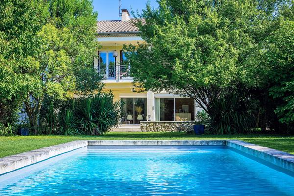 Maison Saint Cannat 6 pièces 193 m2 sur terrain de 1600m² + piscine + garage et annexes
