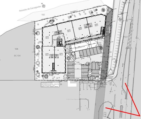 Local pour activités de services, professions libérales, ... de 125.81 m2 & 2 stationnements en extérieur + 3 parkings en sous-sol