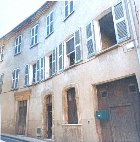 IDEAL INVESTISSEUR, investissement locatif, IMMEUBLE de 585 m2 situé au centre ville du Luc en Provence, à 1h de Marseille, Cannes et Nice, puis 45 min d'Aix en Provence, sur une commune du Coeur du Var. Ce bien se compose d'un rez-de-chaussée, de trois étages puis d'un grenier.  Vous aurez la possibilité d'aménager au rez-de-chaussée les espaces, en trois locaux différents puis 7 appartements : dont T2 et T3 d'une superficie entre 40 m2 et 65 m2 environ, répartis sur les différents niveaux (données 2022).
 La toiture est récente donc sous la garantie  décennale. Travaux à prévoir sur l'ensemble du bien, selon le projet de l'acquéreur.
Plusieurs parkings gratuit à proximité.
A disposition si besoin:
- diagnostic structure par bureau étude
- diagnostic économique structure
- plans complet par architecte ( plans individuels , mais aussi dce , plan d'étage)
- dp de ravalement de façade
- diagnostic lot par lot si vous souhaitez revendre les lots
- règlement de copro projet si vous souhaitez revendre les lots
- ensemble des devis
- étude thermique et phonique
Pour plus d'informations ou visiter, n'hésitez pas à me contacter je me tiens à votre disposition du Lundi au Samedi de 9h à 19h