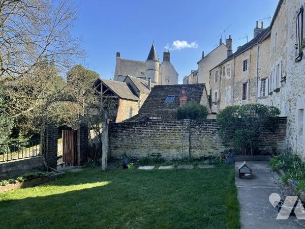 MAISON AVEC GARAGE ET JARDIN PROCHE CENTRE-VILLE