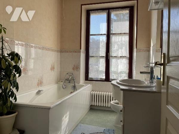 MAISON AVEC GARAGE ET JARDIN PROCHE CENTRE-VILLE