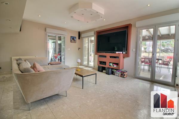 Maison en pierre de caractère 149 m² – Dépendance aménagée – Piscine – Soucieu-en-Jarrest / Thurins