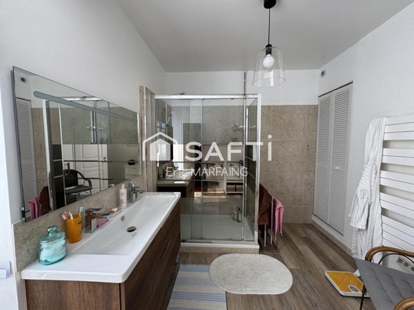 Maison de maître avec gîte et piscine dans grand parc