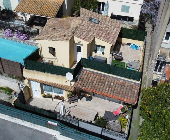 Grasse Maison de Ville : 4 pièces avec 2 stationnements.