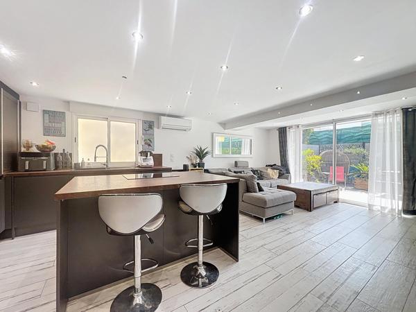 Grasse Maison de Ville : 4 pièces avec 2 stationnements.