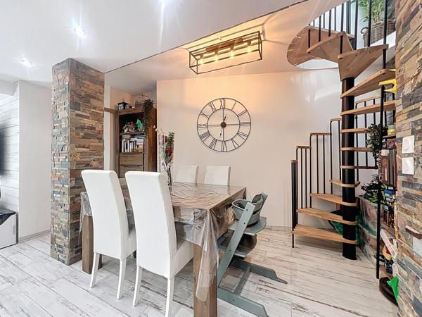 Grasse Maison de Ville : 4 pièces avec 2 stationnements.