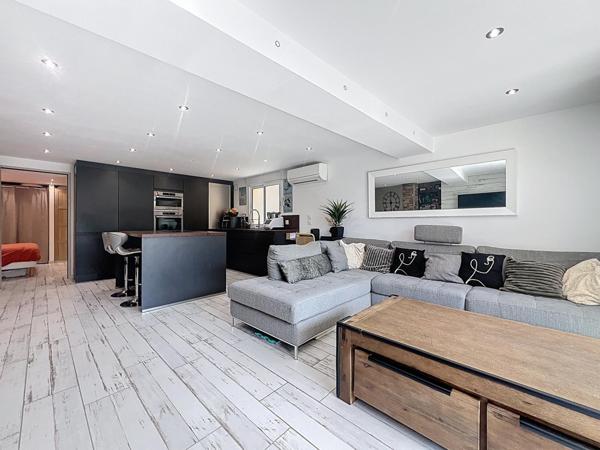 Grasse Maison de Ville : 4 pièces avec 2 stationnements.