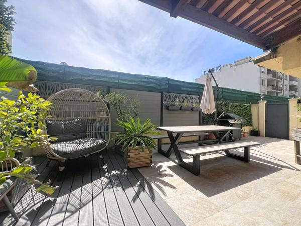 Grasse Maison de Ville : 4 pièces avec 2 stationnements.