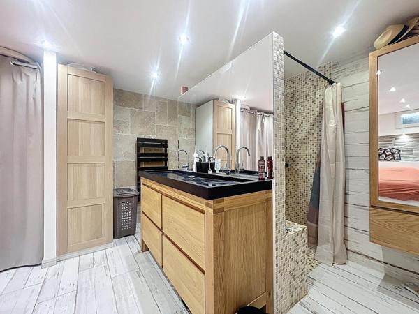 Grasse Maison de Ville : 4 pièces avec 2 stationnements.