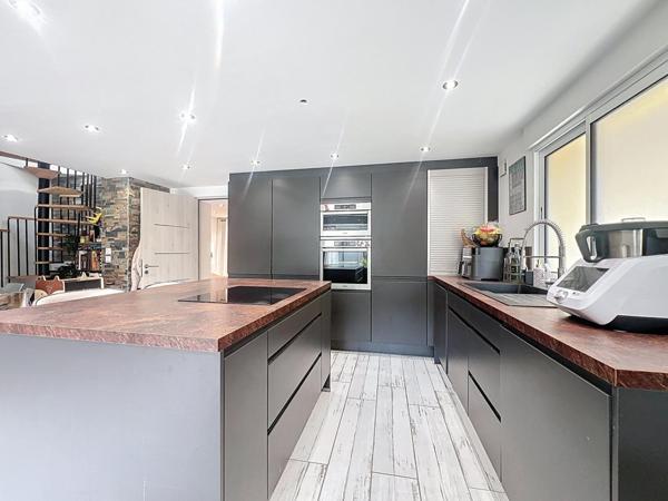 Grasse Maison de Ville : 4 pièces avec 2 stationnements.