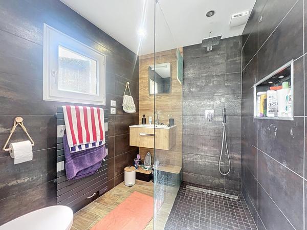 Grasse Maison de Ville : 4 pièces avec 2 stationnements.