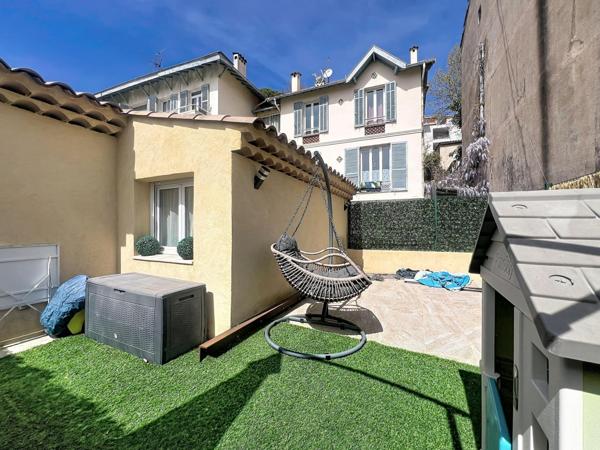 Grasse Maison de Ville : 4 pièces avec 2 stationnements.
