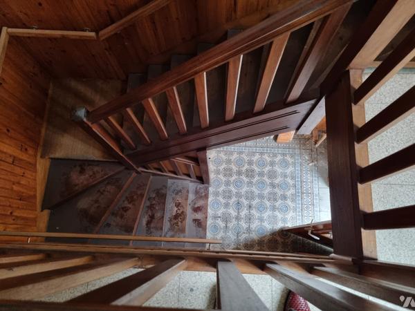 Appartement duplex à rénover proche de la mer et des commerces.