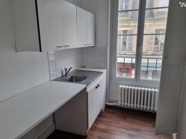 Appartement duplex à rénover proche de la mer et des commerces.