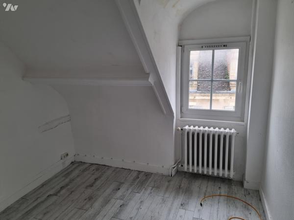 Appartement duplex à rénover proche de la mer et des commerces.