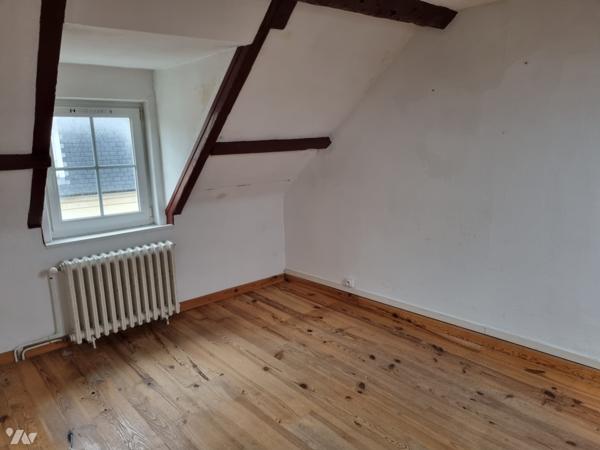 Appartement duplex à rénover proche de la mer et des commerces.