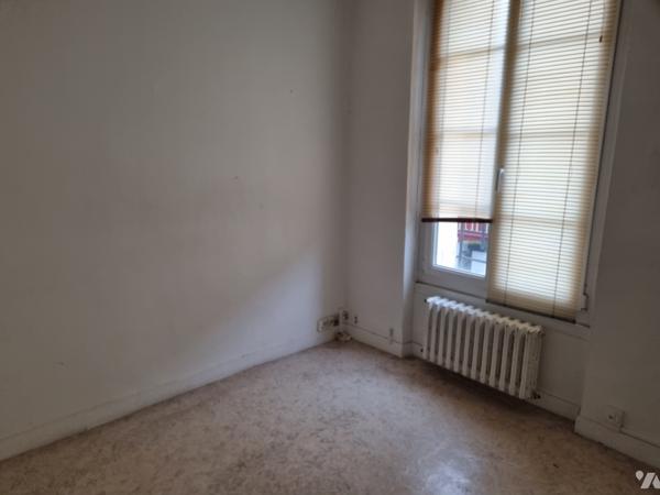 Appartement duplex à rénover proche de la mer et des commerces.