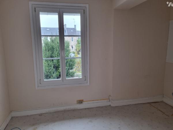 Appartement duplex à rénover proche de la mer et des commerces.