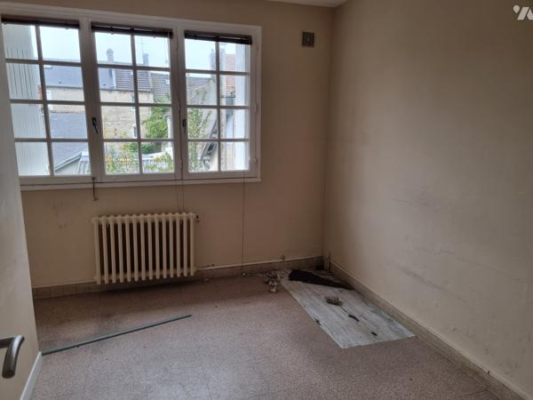 Appartement duplex à rénover proche de la mer et des commerces.