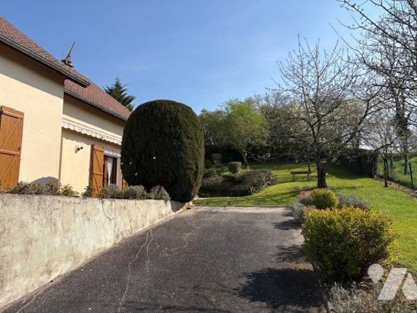 Charmante maison de campagne avec piscine creusée et terrain d'agrément.
