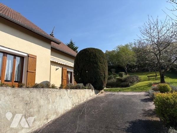 Charmante maison de campagne avec piscine creusée et terrain d'agrément.