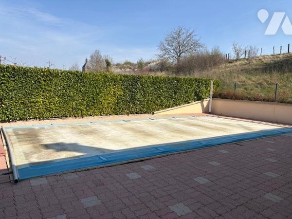Charmante maison de campagne avec piscine creusée et terrain d'agrément.