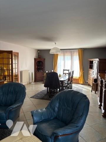 Charmante maison de campagne avec piscine creusée et terrain d'agrément.