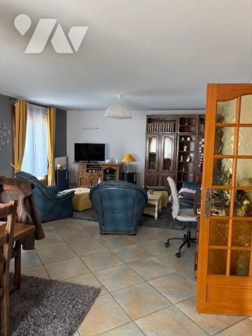Charmante maison de campagne avec piscine creusée et terrain d'agrément.