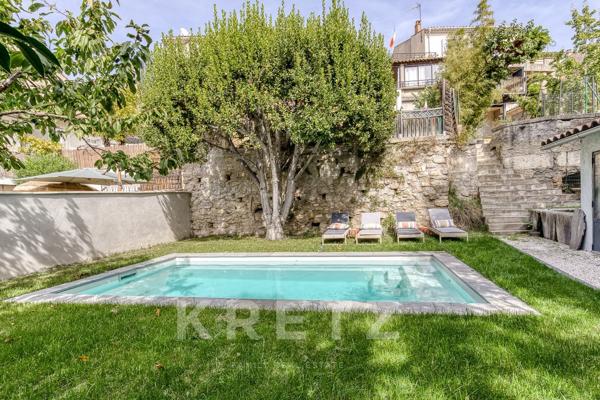 Maison de ville de 161 m² en plein centre de Manosque avec garage , parking privée jardin et piscine
