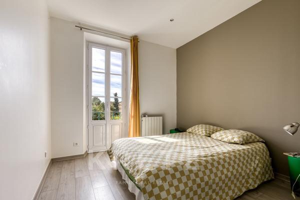 Maison de ville de 161 m² en plein centre de Manosque avec garage , parking privée jardin et piscine
