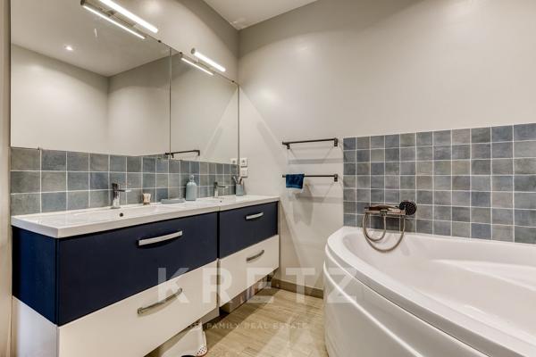 Maison de ville de 161 m² en plein centre de Manosque avec garage , parking privée jardin et piscine