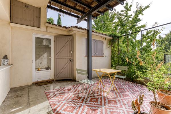 Maison de ville de 161 m² en plein centre de Manosque avec garage , parking privée jardin et piscine