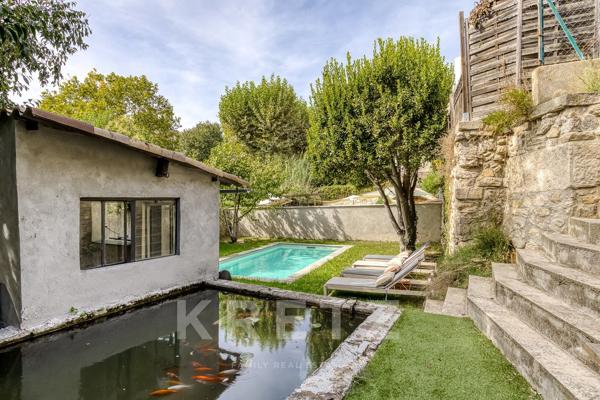 Maison de ville de 161 m² en plein centre de Manosque avec garage , parking privée jardin et piscine