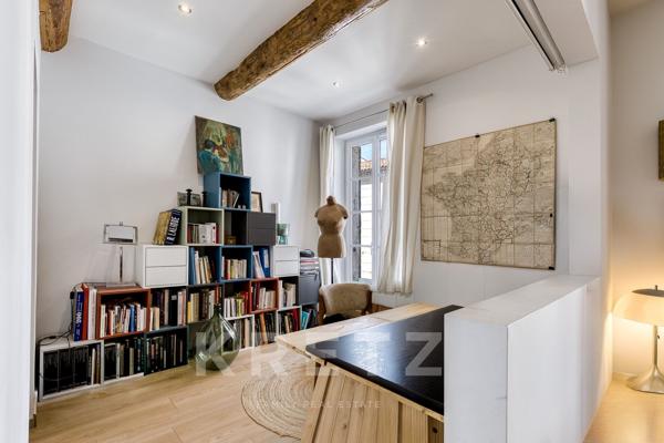 Maison de ville de 161 m² en plein centre de Manosque avec garage , parking privée jardin et piscine