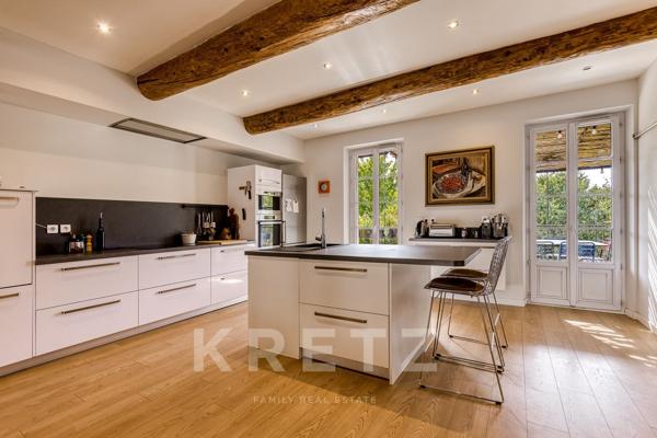 Maison de ville de 161 m² en plein centre de Manosque avec garage , parking privée jardin et piscine