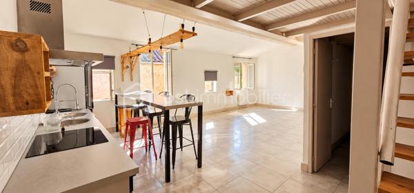 EXCLUSIVITÉ SEULEMENT CHEZ LEA & ÉRIC !

🎥 VISITE VIRTUELLE DISPONIBLE !
Découvrez dès maintenant l’appartement en vidéo sur notre Instagram @bsk.lea.eric

Le charme du centre-ville, le calme en plus !

Idéalement situé en plein cœur de Clermont-l’Hérault, à proximité de la Place du Radical et du centre historique, découvrez ce duplex T2 de 66 m² offrant de beaux volumes et beaucoup de cachet.

Son véritable atout ? Une situation centrale tout en étant à l’écart du passage des voitures, permettant de profiter du centre-ville dans un environnement particulièrement calme. Un parking situé à environ 100 mètres facilite également le stationnement à proximité.

Dès l’entrée, vous découvrirez une grande pièce de vie avec cuisine ouverte et équipée. Les volumes, la belle hauteur sous plafond et les poutres apparentes donnent à l’ensemble une atmosphère chaleureuse et pleine de caractère.

La cuisine dispose de nombreux équipements : four, plaque à induction, hotte, réfrigérateur et lave-vaisselle.

Au niveau inférieur, vous trouverez également des WC séparés, avec ballon d’eau chaude.

L’espace nuit se compose d’une suite parentale avec salle d’eau attenante, offrant confort et intimité.

À l’étage, un grand palier en mezzanine apporte un espace supplémentaire pouvant être aménagé selon vos besoins : bureau, coin lecture, espace détente ou rangement.

Un emplacement privilégié

À quelques pas du centre historique de Clermont-l’Hérault, l'appartement permet de profiter facilement des commerces, services et commodités du cœur de ville.

Un emplacement particulièrement intéressant pour celles et ceux qui recherchent une vie quotidienne à pied tout en conservant calme et tranquillité chez eux.

Les + du bien

- Duplex T2 de 66 m²
- 160 000 € FAI
- En plein cœur de Clermont-l’Hérault
- Proche de la Place du Radical et du centre historique
- Environnement très calme
- À l’écart du passage des voitures
- Parking à environ 100 m
- Grande pièce de vie
- Cuisine ouverte et équipée
- Suite parentale avec salle d’eau
- WC séparés
- Grand palier en mezzanine aménageable
- Belle hauteur sous plafond
- Poutres apparentes
- Charges de copropriété : 160 € / an
- Taxe foncière : 900 € / an

Un appartement atypique qui réunit cachet, beaux volumes, calme et emplacement central, adapté aussi bien à une résidence principale qu’à un projet d’investissement.

Une visite ? Contactez-nous pour découvrir ce duplex au cœur de Clermont-l’Hérault.