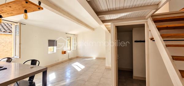 EXCLUSIVITÉ SEULEMENT CHEZ LEA & ÉRIC !

🎥 VISITE VIRTUELLE DISPONIBLE !
Découvrez dès maintenant l’appartement en vidéo sur notre Instagram @bsk.lea.eric

Le charme du centre-ville, le calme en plus !

Idéalement situé en plein cœur de Clermont-l’Hérault, à proximité de la Place du Radical et du centre historique, découvrez ce duplex T2 de 66 m² offrant de beaux volumes et beaucoup de cachet.

Son véritable atout ? Une situation centrale tout en étant à l’écart du passage des voitures, permettant de profiter du centre-ville dans un environnement particulièrement calme. Un parking situé à environ 100 mètres facilite également le stationnement à proximité.

Dès l’entrée, vous découvrirez une grande pièce de vie avec cuisine ouverte et équipée. Les volumes, la belle hauteur sous plafond et les poutres apparentes donnent à l’ensemble une atmosphère chaleureuse et pleine de caractère.

La cuisine dispose de nombreux équipements : four, plaque à induction, hotte, réfrigérateur et lave-vaisselle.

Au niveau inférieur, vous trouverez également des WC séparés, avec ballon d’eau chaude.

L’espace nuit se compose d’une suite parentale avec salle d’eau attenante, offrant confort et intimité.

À l’étage, un grand palier en mezzanine apporte un espace supplémentaire pouvant être aménagé selon vos besoins : bureau, coin lecture, espace détente ou rangement.

Un emplacement privilégié

À quelques pas du centre historique de Clermont-l’Hérault, l'appartement permet de profiter facilement des commerces, services et commodités du cœur de ville.

Un emplacement particulièrement intéressant pour celles et ceux qui recherchent une vie quotidienne à pied tout en conservant calme et tranquillité chez eux.

Les + du bien

- Duplex T2 de 66 m²
- 160 000 € FAI
- En plein cœur de Clermont-l’Hérault
- Proche de la Place du Radical et du centre historique
- Environnement très calme
- À l’écart du passage des voitures
- Parking à environ 100 m
- Grande pièce de vie
- Cuisine ouverte et équipée
- Suite parentale avec salle d’eau
- WC séparés
- Grand palier en mezzanine aménageable
- Belle hauteur sous plafond
- Poutres apparentes
- Charges de copropriété : 160 € / an
- Taxe foncière : 900 € / an

Un appartement atypique qui réunit cachet, beaux volumes, calme et emplacement central, adapté aussi bien à une résidence principale qu’à un projet d’investissement.

Une visite ? Contactez-nous pour découvrir ce duplex au cœur de Clermont-l’Hérault.
