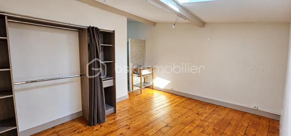 EXCLUSIVITÉ SEULEMENT CHEZ LEA & ÉRIC !

🎥 VISITE VIRTUELLE DISPONIBLE !
Découvrez dès maintenant l’appartement en vidéo sur notre Instagram @bsk.lea.eric

Le charme du centre-ville, le calme en plus !

Idéalement situé en plein cœur de Clermont-l’Hérault, à proximité de la Place du Radical et du centre historique, découvrez ce duplex T2 de 66 m² offrant de beaux volumes et beaucoup de cachet.

Son véritable atout ? Une situation centrale tout en étant à l’écart du passage des voitures, permettant de profiter du centre-ville dans un environnement particulièrement calme. Un parking situé à environ 100 mètres facilite également le stationnement à proximité.

Dès l’entrée, vous découvrirez une grande pièce de vie avec cuisine ouverte et équipée. Les volumes, la belle hauteur sous plafond et les poutres apparentes donnent à l’ensemble une atmosphère chaleureuse et pleine de caractère.

La cuisine dispose de nombreux équipements : four, plaque à induction, hotte, réfrigérateur et lave-vaisselle.

Au niveau inférieur, vous trouverez également des WC séparés, avec ballon d’eau chaude.

L’espace nuit se compose d’une suite parentale avec salle d’eau attenante, offrant confort et intimité.

À l’étage, un grand palier en mezzanine apporte un espace supplémentaire pouvant être aménagé selon vos besoins : bureau, coin lecture, espace détente ou rangement.

Un emplacement privilégié

À quelques pas du centre historique de Clermont-l’Hérault, l'appartement permet de profiter facilement des commerces, services et commodités du cœur de ville.

Un emplacement particulièrement intéressant pour celles et ceux qui recherchent une vie quotidienne à pied tout en conservant calme et tranquillité chez eux.

Les + du bien

- Duplex T2 de 66 m²
- 160 000 € FAI
- En plein cœur de Clermont-l’Hérault
- Proche de la Place du Radical et du centre historique
- Environnement très calme
- À l’écart du passage des voitures
- Parking à environ 100 m
- Grande pièce de vie
- Cuisine ouverte et équipée
- Suite parentale avec salle d’eau
- WC séparés
- Grand palier en mezzanine aménageable
- Belle hauteur sous plafond
- Poutres apparentes
- Charges de copropriété : 160 € / an
- Taxe foncière : 900 € / an

Un appartement atypique qui réunit cachet, beaux volumes, calme et emplacement central, adapté aussi bien à une résidence principale qu’à un projet d’investissement.

Une visite ? Contactez-nous pour découvrir ce duplex au cœur de Clermont-l’Hérault.