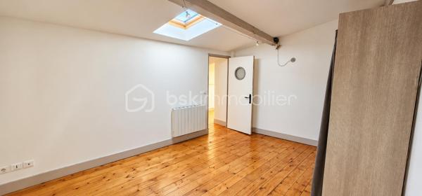 EXCLUSIVITÉ SEULEMENT CHEZ LEA & ÉRIC !

🎥 VISITE VIRTUELLE DISPONIBLE !
Découvrez dès maintenant l’appartement en vidéo sur notre Instagram @bsk.lea.eric

Le charme du centre-ville, le calme en plus !

Idéalement situé en plein cœur de Clermont-l’Hérault, à proximité de la Place du Radical et du centre historique, découvrez ce duplex T2 de 66 m² offrant de beaux volumes et beaucoup de cachet.

Son véritable atout ? Une situation centrale tout en étant à l’écart du passage des voitures, permettant de profiter du centre-ville dans un environnement particulièrement calme. Un parking situé à environ 100 mètres facilite également le stationnement à proximité.

Dès l’entrée, vous découvrirez une grande pièce de vie avec cuisine ouverte et équipée. Les volumes, la belle hauteur sous plafond et les poutres apparentes donnent à l’ensemble une atmosphère chaleureuse et pleine de caractère.

La cuisine dispose de nombreux équipements : four, plaque à induction, hotte, réfrigérateur et lave-vaisselle.

Au niveau inférieur, vous trouverez également des WC séparés, avec ballon d’eau chaude.

L’espace nuit se compose d’une suite parentale avec salle d’eau attenante, offrant confort et intimité.

À l’étage, un grand palier en mezzanine apporte un espace supplémentaire pouvant être aménagé selon vos besoins : bureau, coin lecture, espace détente ou rangement.

Un emplacement privilégié

À quelques pas du centre historique de Clermont-l’Hérault, l'appartement permet de profiter facilement des commerces, services et commodités du cœur de ville.

Un emplacement particulièrement intéressant pour celles et ceux qui recherchent une vie quotidienne à pied tout en conservant calme et tranquillité chez eux.

Les + du bien

- Duplex T2 de 66 m²
- 160 000 € FAI
- En plein cœur de Clermont-l’Hérault
- Proche de la Place du Radical et du centre historique
- Environnement très calme
- À l’écart du passage des voitures
- Parking à environ 100 m
- Grande pièce de vie
- Cuisine ouverte et équipée
- Suite parentale avec salle d’eau
- WC séparés
- Grand palier en mezzanine aménageable
- Belle hauteur sous plafond
- Poutres apparentes
- Charges de copropriété : 160 € / an
- Taxe foncière : 900 € / an

Un appartement atypique qui réunit cachet, beaux volumes, calme et emplacement central, adapté aussi bien à une résidence principale qu’à un projet d’investissement.

Une visite ? Contactez-nous pour découvrir ce duplex au cœur de Clermont-l’Hérault.