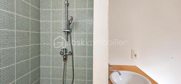EXCLUSIVITÉ SEULEMENT CHEZ LEA & ÉRIC !

🎥 VISITE VIRTUELLE DISPONIBLE !
Découvrez dès maintenant l’appartement en vidéo sur notre Instagram @bsk.lea.eric

Le charme du centre-ville, le calme en plus !

Idéalement situé en plein cœur de Clermont-l’Hérault, à proximité de la Place du Radical et du centre historique, découvrez ce duplex T2 de 66 m² offrant de beaux volumes et beaucoup de cachet.

Son véritable atout ? Une situation centrale tout en étant à l’écart du passage des voitures, permettant de profiter du centre-ville dans un environnement particulièrement calme. Un parking situé à environ 100 mètres facilite également le stationnement à proximité.

Dès l’entrée, vous découvrirez une grande pièce de vie avec cuisine ouverte et équipée. Les volumes, la belle hauteur sous plafond et les poutres apparentes donnent à l’ensemble une atmosphère chaleureuse et pleine de caractère.

La cuisine dispose de nombreux équipements : four, plaque à induction, hotte, réfrigérateur et lave-vaisselle.

Au niveau inférieur, vous trouverez également des WC séparés, avec ballon d’eau chaude.

L’espace nuit se compose d’une suite parentale avec salle d’eau attenante, offrant confort et intimité.

À l’étage, un grand palier en mezzanine apporte un espace supplémentaire pouvant être aménagé selon vos besoins : bureau, coin lecture, espace détente ou rangement.

Un emplacement privilégié

À quelques pas du centre historique de Clermont-l’Hérault, l'appartement permet de profiter facilement des commerces, services et commodités du cœur de ville.

Un emplacement particulièrement intéressant pour celles et ceux qui recherchent une vie quotidienne à pied tout en conservant calme et tranquillité chez eux.

Les + du bien

- Duplex T2 de 66 m²
- 160 000 € FAI
- En plein cœur de Clermont-l’Hérault
- Proche de la Place du Radical et du centre historique
- Environnement très calme
- À l’écart du passage des voitures
- Parking à environ 100 m
- Grande pièce de vie
- Cuisine ouverte et équipée
- Suite parentale avec salle d’eau
- WC séparés
- Grand palier en mezzanine aménageable
- Belle hauteur sous plafond
- Poutres apparentes
- Charges de copropriété : 160 € / an
- Taxe foncière : 900 € / an

Un appartement atypique qui réunit cachet, beaux volumes, calme et emplacement central, adapté aussi bien à une résidence principale qu’à un projet d’investissement.

Une visite ? Contactez-nous pour découvrir ce duplex au cœur de Clermont-l’Hérault.