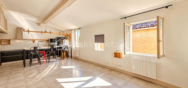 EXCLUSIVITÉ SEULEMENT CHEZ LEA & ÉRIC !

🎥 VISITE VIRTUELLE DISPONIBLE !
Découvrez dès maintenant l’appartement en vidéo sur notre Instagram @bsk.lea.eric

Le charme du centre-ville, le calme en plus !

Idéalement situé en plein cœur de Clermont-l’Hérault, à proximité de la Place du Radical et du centre historique, découvrez ce duplex T2 de 66 m² offrant de beaux volumes et beaucoup de cachet.

Son véritable atout ? Une situation centrale tout en étant à l’écart du passage des voitures, permettant de profiter du centre-ville dans un environnement particulièrement calme. Un parking situé à environ 100 mètres facilite également le stationnement à proximité.

Dès l’entrée, vous découvrirez une grande pièce de vie avec cuisine ouverte et équipée. Les volumes, la belle hauteur sous plafond et les poutres apparentes donnent à l’ensemble une atmosphère chaleureuse et pleine de caractère.

La cuisine dispose de nombreux équipements : four, plaque à induction, hotte, réfrigérateur et lave-vaisselle.

Au niveau inférieur, vous trouverez également des WC séparés, avec ballon d’eau chaude.

L’espace nuit se compose d’une suite parentale avec salle d’eau attenante, offrant confort et intimité.

À l’étage, un grand palier en mezzanine apporte un espace supplémentaire pouvant être aménagé selon vos besoins : bureau, coin lecture, espace détente ou rangement.

Un emplacement privilégié

À quelques pas du centre historique de Clermont-l’Hérault, l'appartement permet de profiter facilement des commerces, services et commodités du cœur de ville.

Un emplacement particulièrement intéressant pour celles et ceux qui recherchent une vie quotidienne à pied tout en conservant calme et tranquillité chez eux.

Les + du bien

- Duplex T2 de 66 m²
- 160 000 € FAI
- En plein cœur de Clermont-l’Hérault
- Proche de la Place du Radical et du centre historique
- Environnement très calme
- À l’écart du passage des voitures
- Parking à environ 100 m
- Grande pièce de vie
- Cuisine ouverte et équipée
- Suite parentale avec salle d’eau
- WC séparés
- Grand palier en mezzanine aménageable
- Belle hauteur sous plafond
- Poutres apparentes
- Charges de copropriété : 160 € / an
- Taxe foncière : 900 € / an

Un appartement atypique qui réunit cachet, beaux volumes, calme et emplacement central, adapté aussi bien à une résidence principale qu’à un projet d’investissement.

Une visite ? Contactez-nous pour découvrir ce duplex au cœur de Clermont-l’Hérault.