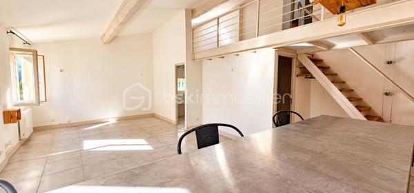 EXCLUSIVITÉ SEULEMENT CHEZ LEA & ÉRIC !

🎥 VISITE VIRTUELLE DISPONIBLE !
Découvrez dès maintenant l’appartement en vidéo sur notre Instagram @bsk.lea.eric

Le charme du centre-ville, le calme en plus !

Idéalement situé en plein cœur de Clermont-l’Hérault, à proximité de la Place du Radical et du centre historique, découvrez ce duplex T2 de 66 m² offrant de beaux volumes et beaucoup de cachet.

Son véritable atout ? Une situation centrale tout en étant à l’écart du passage des voitures, permettant de profiter du centre-ville dans un environnement particulièrement calme. Un parking situé à environ 100 mètres facilite également le stationnement à proximité.

Dès l’entrée, vous découvrirez une grande pièce de vie avec cuisine ouverte et équipée. Les volumes, la belle hauteur sous plafond et les poutres apparentes donnent à l’ensemble une atmosphère chaleureuse et pleine de caractère.

La cuisine dispose de nombreux équipements : four, plaque à induction, hotte, réfrigérateur et lave-vaisselle.

Au niveau inférieur, vous trouverez également des WC séparés, avec ballon d’eau chaude.

L’espace nuit se compose d’une suite parentale avec salle d’eau attenante, offrant confort et intimité.

À l’étage, un grand palier en mezzanine apporte un espace supplémentaire pouvant être aménagé selon vos besoins : bureau, coin lecture, espace détente ou rangement.

Un emplacement privilégié

À quelques pas du centre historique de Clermont-l’Hérault, l'appartement permet de profiter facilement des commerces, services et commodités du cœur de ville.

Un emplacement particulièrement intéressant pour celles et ceux qui recherchent une vie quotidienne à pied tout en conservant calme et tranquillité chez eux.

Les + du bien

- Duplex T2 de 66 m²
- 160 000 € FAI
- En plein cœur de Clermont-l’Hérault
- Proche de la Place du Radical et du centre historique
- Environnement très calme
- À l’écart du passage des voitures
- Parking à environ 100 m
- Grande pièce de vie
- Cuisine ouverte et équipée
- Suite parentale avec salle d’eau
- WC séparés
- Grand palier en mezzanine aménageable
- Belle hauteur sous plafond
- Poutres apparentes
- Charges de copropriété : 160 € / an
- Taxe foncière : 900 € / an

Un appartement atypique qui réunit cachet, beaux volumes, calme et emplacement central, adapté aussi bien à une résidence principale qu’à un projet d’investissement.

Une visite ? Contactez-nous pour découvrir ce duplex au cœur de Clermont-l’Hérault.