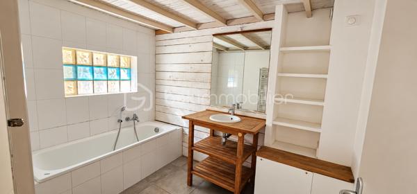 EXCLUSIVITÉ SEULEMENT CHEZ LEA & ÉRIC !

🎥 VISITE VIRTUELLE DISPONIBLE !
Découvrez dès maintenant l’appartement en vidéo sur notre Instagram @bsk.lea.eric

Le charme du centre-ville, le calme en plus !

Idéalement situé en plein cœur de Clermont-l’Hérault, à proximité de la Place du Radical et du centre historique, découvrez ce duplex T2 de 66 m² offrant de beaux volumes et beaucoup de cachet.

Son véritable atout ? Une situation centrale tout en étant à l’écart du passage des voitures, permettant de profiter du centre-ville dans un environnement particulièrement calme. Un parking situé à environ 100 mètres facilite également le stationnement à proximité.

Dès l’entrée, vous découvrirez une grande pièce de vie avec cuisine ouverte et équipée. Les volumes, la belle hauteur sous plafond et les poutres apparentes donnent à l’ensemble une atmosphère chaleureuse et pleine de caractère.

La cuisine dispose de nombreux équipements : four, plaque à induction, hotte, réfrigérateur et lave-vaisselle.

Au niveau inférieur, vous trouverez également des WC séparés, avec ballon d’eau chaude.

L’espace nuit se compose d’une suite parentale avec salle d’eau attenante, offrant confort et intimité.

À l’étage, un grand palier en mezzanine apporte un espace supplémentaire pouvant être aménagé selon vos besoins : bureau, coin lecture, espace détente ou rangement.

Un emplacement privilégié

À quelques pas du centre historique de Clermont-l’Hérault, l'appartement permet de profiter facilement des commerces, services et commodités du cœur de ville.

Un emplacement particulièrement intéressant pour celles et ceux qui recherchent une vie quotidienne à pied tout en conservant calme et tranquillité chez eux.

Les + du bien

- Duplex T2 de 66 m²
- 160 000 € FAI
- En plein cœur de Clermont-l’Hérault
- Proche de la Place du Radical et du centre historique
- Environnement très calme
- À l’écart du passage des voitures
- Parking à environ 100 m
- Grande pièce de vie
- Cuisine ouverte et équipée
- Suite parentale avec salle d’eau
- WC séparés
- Grand palier en mezzanine aménageable
- Belle hauteur sous plafond
- Poutres apparentes
- Charges de copropriété : 160 € / an
- Taxe foncière : 900 € / an

Un appartement atypique qui réunit cachet, beaux volumes, calme et emplacement central, adapté aussi bien à une résidence principale qu’à un projet d’investissement.

Une visite ? Contactez-nous pour découvrir ce duplex au cœur de Clermont-l’Hérault.