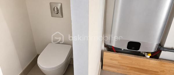 EXCLUSIVITÉ SEULEMENT CHEZ LEA & ÉRIC !

🎥 VISITE VIRTUELLE DISPONIBLE !
Découvrez dès maintenant l’appartement en vidéo sur notre Instagram @bsk.lea.eric

Le charme du centre-ville, le calme en plus !

Idéalement situé en plein cœur de Clermont-l’Hérault, à proximité de la Place du Radical et du centre historique, découvrez ce duplex T2 de 66 m² offrant de beaux volumes et beaucoup de cachet.

Son véritable atout ? Une situation centrale tout en étant à l’écart du passage des voitures, permettant de profiter du centre-ville dans un environnement particulièrement calme. Un parking situé à environ 100 mètres facilite également le stationnement à proximité.

Dès l’entrée, vous découvrirez une grande pièce de vie avec cuisine ouverte et équipée. Les volumes, la belle hauteur sous plafond et les poutres apparentes donnent à l’ensemble une atmosphère chaleureuse et pleine de caractère.

La cuisine dispose de nombreux équipements : four, plaque à induction, hotte, réfrigérateur et lave-vaisselle.

Au niveau inférieur, vous trouverez également des WC séparés, avec ballon d’eau chaude.

L’espace nuit se compose d’une suite parentale avec salle d’eau attenante, offrant confort et intimité.

À l’étage, un grand palier en mezzanine apporte un espace supplémentaire pouvant être aménagé selon vos besoins : bureau, coin lecture, espace détente ou rangement.

Un emplacement privilégié

À quelques pas du centre historique de Clermont-l’Hérault, l'appartement permet de profiter facilement des commerces, services et commodités du cœur de ville.

Un emplacement particulièrement intéressant pour celles et ceux qui recherchent une vie quotidienne à pied tout en conservant calme et tranquillité chez eux.

Les + du bien

- Duplex T2 de 66 m²
- 160 000 € FAI
- En plein cœur de Clermont-l’Hérault
- Proche de la Place du Radical et du centre historique
- Environnement très calme
- À l’écart du passage des voitures
- Parking à environ 100 m
- Grande pièce de vie
- Cuisine ouverte et équipée
- Suite parentale avec salle d’eau
- WC séparés
- Grand palier en mezzanine aménageable
- Belle hauteur sous plafond
- Poutres apparentes
- Charges de copropriété : 160 € / an
- Taxe foncière : 900 € / an

Un appartement atypique qui réunit cachet, beaux volumes, calme et emplacement central, adapté aussi bien à une résidence principale qu’à un projet d’investissement.

Une visite ? Contactez-nous pour découvrir ce duplex au cœur de Clermont-l’Hérault.