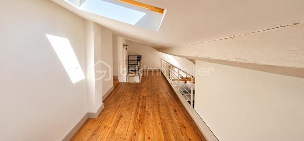 EXCLUSIVITÉ SEULEMENT CHEZ LEA & ÉRIC !

🎥 VISITE VIRTUELLE DISPONIBLE !
Découvrez dès maintenant l’appartement en vidéo sur notre Instagram @bsk.lea.eric

Le charme du centre-ville, le calme en plus !

Idéalement situé en plein cœur de Clermont-l’Hérault, à proximité de la Place du Radical et du centre historique, découvrez ce duplex T2 de 66 m² offrant de beaux volumes et beaucoup de cachet.

Son véritable atout ? Une situation centrale tout en étant à l’écart du passage des voitures, permettant de profiter du centre-ville dans un environnement particulièrement calme. Un parking situé à environ 100 mètres facilite également le stationnement à proximité.

Dès l’entrée, vous découvrirez une grande pièce de vie avec cuisine ouverte et équipée. Les volumes, la belle hauteur sous plafond et les poutres apparentes donnent à l’ensemble une atmosphère chaleureuse et pleine de caractère.

La cuisine dispose de nombreux équipements : four, plaque à induction, hotte, réfrigérateur et lave-vaisselle.

Au niveau inférieur, vous trouverez également des WC séparés, avec ballon d’eau chaude.

L’espace nuit se compose d’une suite parentale avec salle d’eau attenante, offrant confort et intimité.

À l’étage, un grand palier en mezzanine apporte un espace supplémentaire pouvant être aménagé selon vos besoins : bureau, coin lecture, espace détente ou rangement.

Un emplacement privilégié

À quelques pas du centre historique de Clermont-l’Hérault, l'appartement permet de profiter facilement des commerces, services et commodités du cœur de ville.

Un emplacement particulièrement intéressant pour celles et ceux qui recherchent une vie quotidienne à pied tout en conservant calme et tranquillité chez eux.

Les + du bien

- Duplex T2 de 66 m²
- 160 000 € FAI
- En plein cœur de Clermont-l’Hérault
- Proche de la Place du Radical et du centre historique
- Environnement très calme
- À l’écart du passage des voitures
- Parking à environ 100 m
- Grande pièce de vie
- Cuisine ouverte et équipée
- Suite parentale avec salle d’eau
- WC séparés
- Grand palier en mezzanine aménageable
- Belle hauteur sous plafond
- Poutres apparentes
- Charges de copropriété : 160 € / an
- Taxe foncière : 900 € / an

Un appartement atypique qui réunit cachet, beaux volumes, calme et emplacement central, adapté aussi bien à une résidence principale qu’à un projet d’investissement.

Une visite ? Contactez-nous pour découvrir ce duplex au cœur de Clermont-l’Hérault.