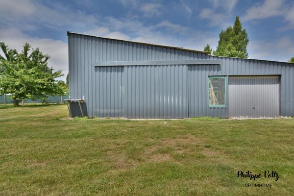 Maison individuelle rénovée avec grand hangar