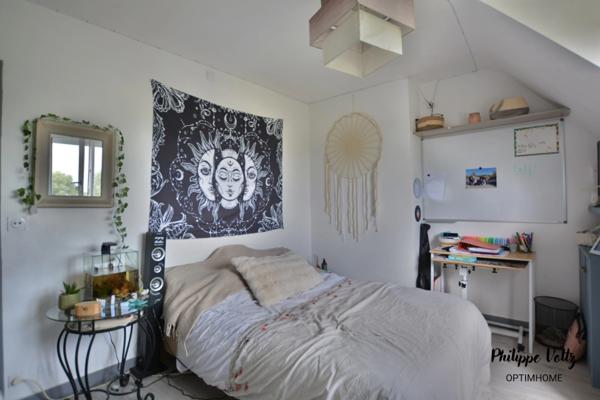 Maison individuelle rénovée avec grand hangar