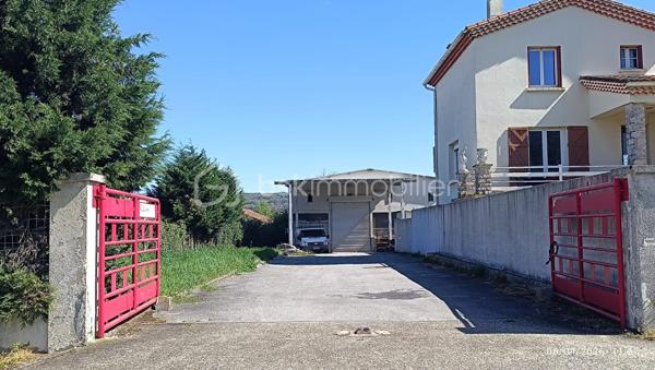 A 30 min de Castres sur la commune d'Aussillon 
Je vous propose en exclusivité ce garage / local industriel / entrepôt situé à Aussillon., à proximité immédiate des axes routiers et des zones industrielles, sur un terrain de 1 890 m², ce site comprend un local industriel et deux garages. Cette propriété polyvalente offre de nombreuses opportunités d'exploitation pour des activités industrielles, logistiques ou de stockage.

Caractéristiques principales :
- Bâtiment d'environ 500 m² avec un grand portail permettant l'accès aux semi-remorques.
- Bureau intégré et fonctionnel d'environ 30 m².
- Bâtiment en bon état général, offrant des volumes généreux et une excellente accessibilité.
- Parking dédié aux véhicules légers et poids lourds, optimisant les opérations logistiques.
- Agencement facilitant une remise en service rapide ou une réaffectation en fonction du projet.

Équipements et confort :
- Raccordement au tout-à-l'égout.
- Fibre optique.

En complément : une centrale photovoltaïque est installée sur les toits, avec un contrat en autoconsommation et revente du surplus. Les détails précis seront communiqués lors de l'étude du dossier.