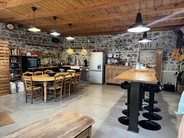 Vente                                                      Maison de village
                        
                     6 pièces                      195 m2                     à Champeix
